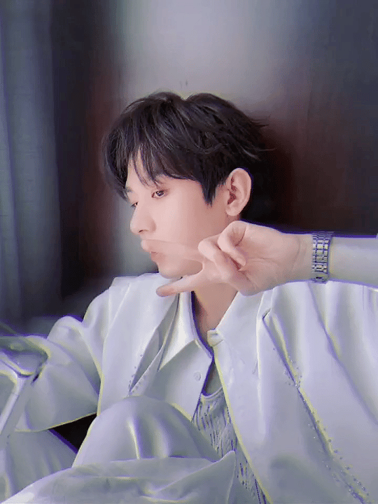 傅诗淇[超话] 看小咪自拍中🤳🏻 ​​​