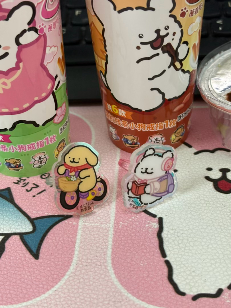 佳佳给我买的饼干太可爱啦好吃好看好玩戒指也是布林布林的