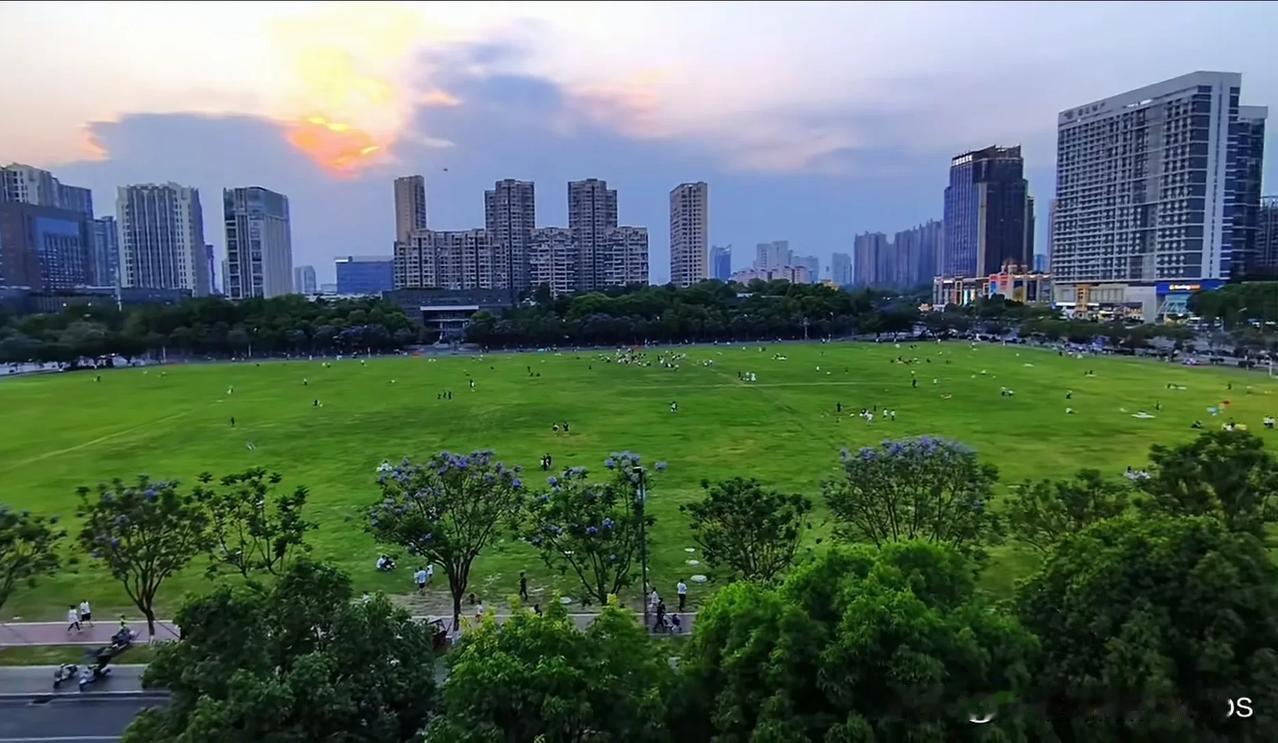 温江最近几年城建发展很快，但是在快速发展的过程中，也出现了很多的烂尾楼，曾经有网