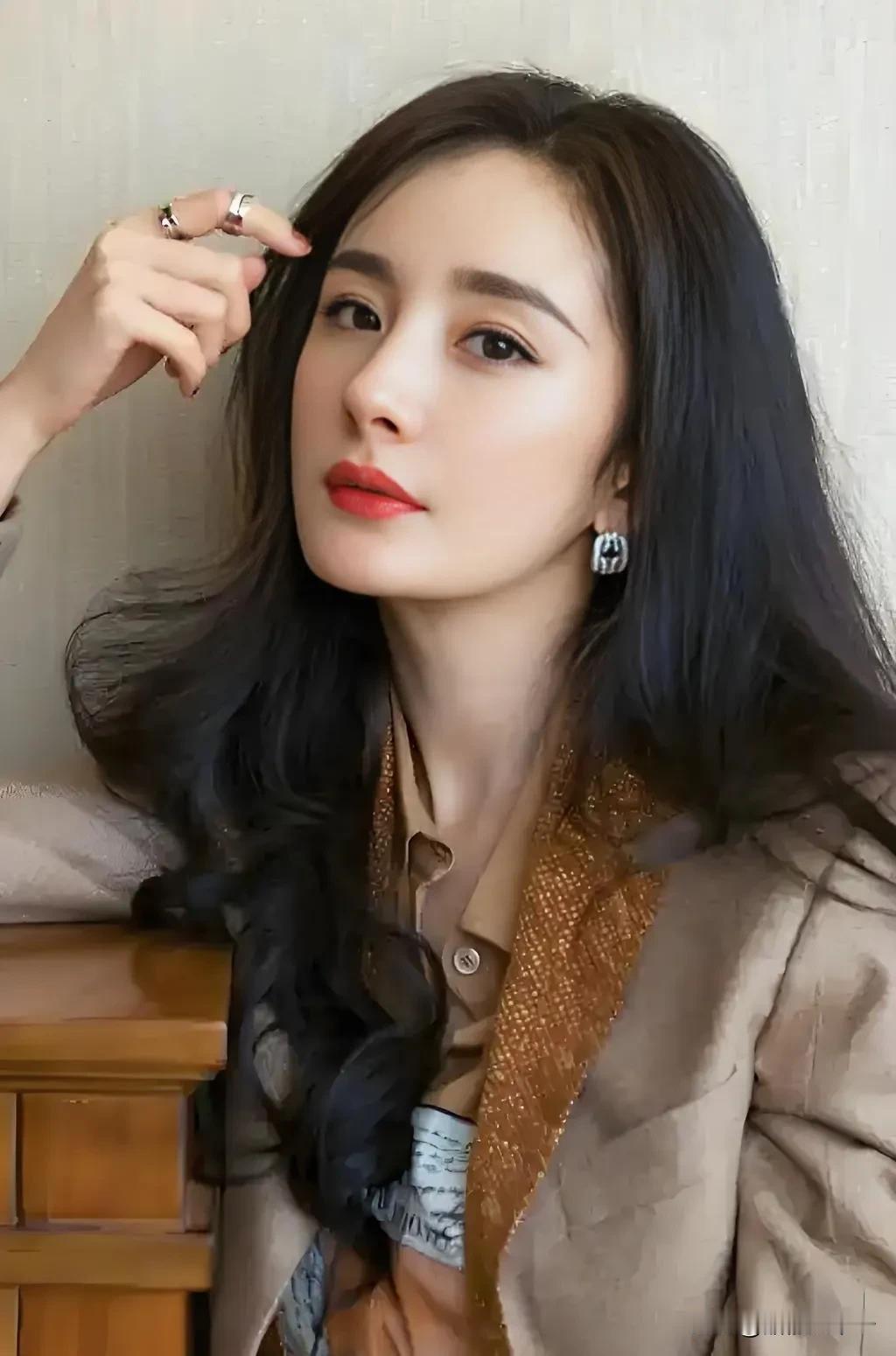 连追三集《生万物》，

最担心的事还是发生了，

先不说台词功底和演技咋样，就单