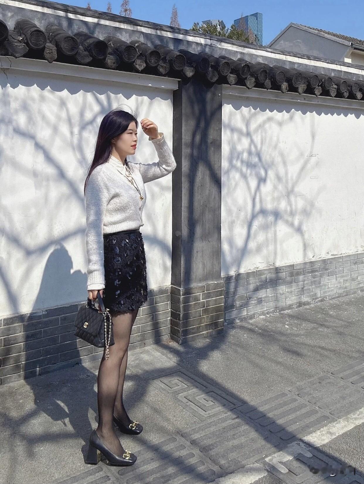 V 领针织衫搭黑色亮片短裙，就是经典组合