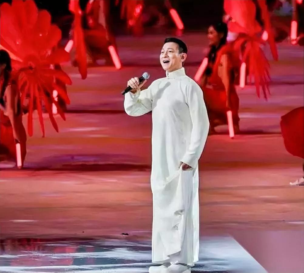 发现华仔一个秘密！先别喷

他穿唐装竟帅到认不出？

看了刘德华演出才懂，西装虽