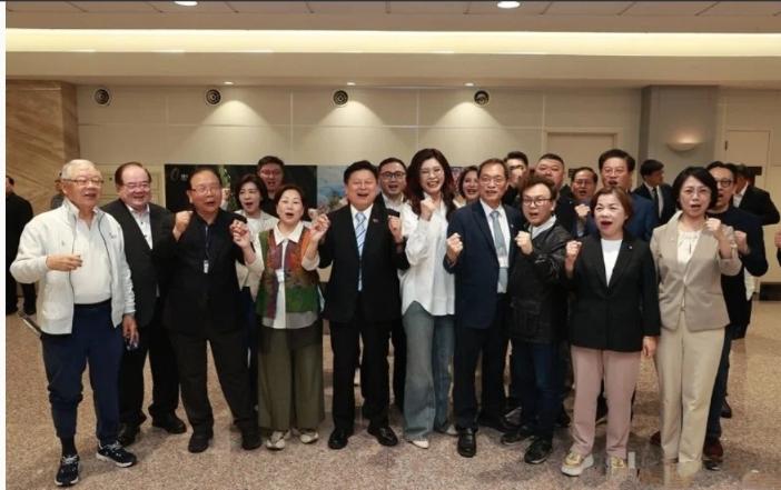 郑丽文所乘班机缓缓降落在台湾桃园机场，舱门打开的一刻，机场外早已分成两拨阵营的人