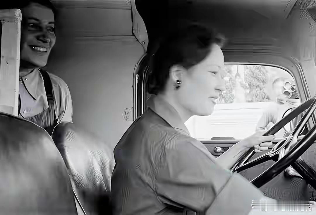 照片中的这个女子，虽然显示的是侧面身影，但认识的人自然都认识，让我没有想到的是，