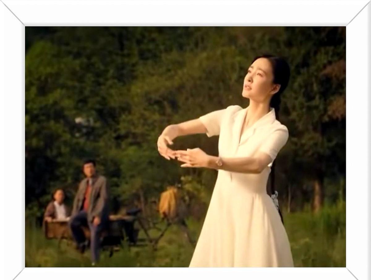 张艺谋监制的《主角》一开播，最让人意难平的竟是配角。

王丽坤演的“小白鞋”，一