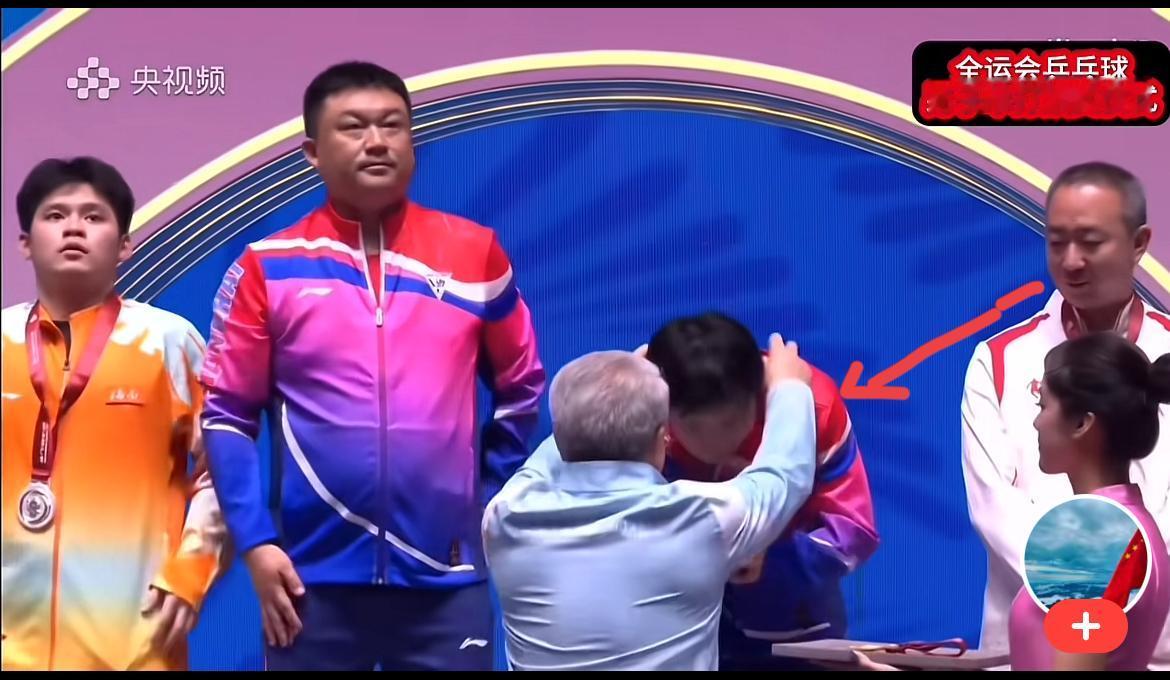 这是一次大团结的比赛，
全运会男子乒乓球单打金银铜选手上台领奖，
所有人脸上都洋