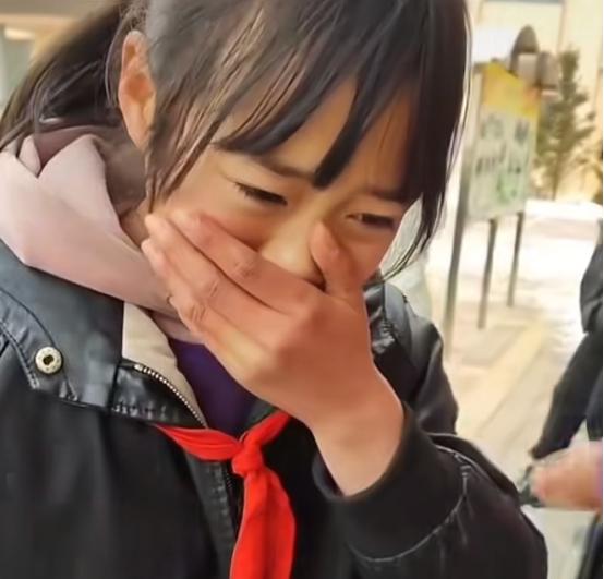 痛心！胡雷资助的感动全网女孩去世，死因疑曝光，胡雷崩溃痛哭

 
就在昨天，各大