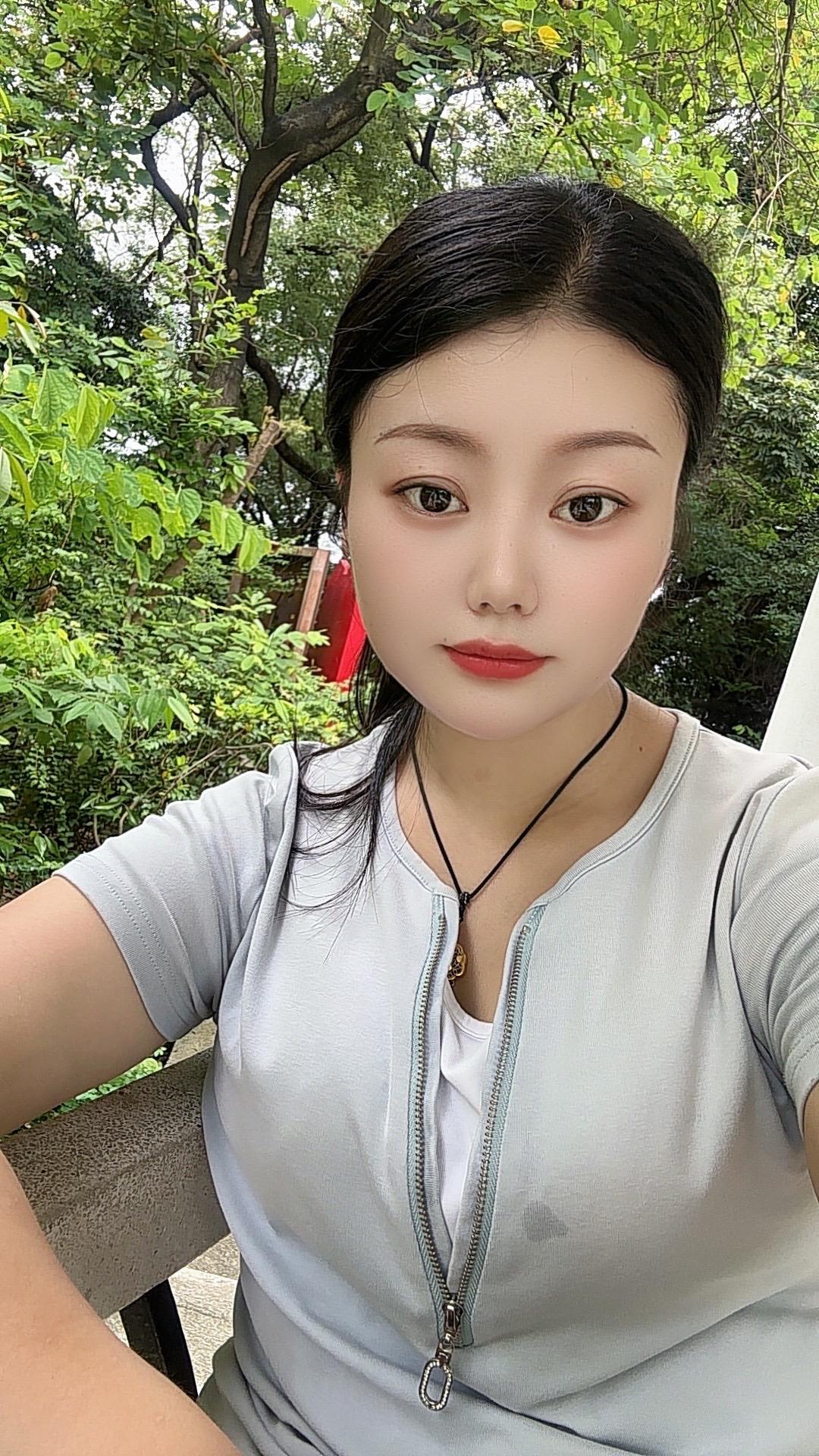五点钟下班的叫生活，八点钟下班的叫生存，五点下班和八点下班，差的不止是...
