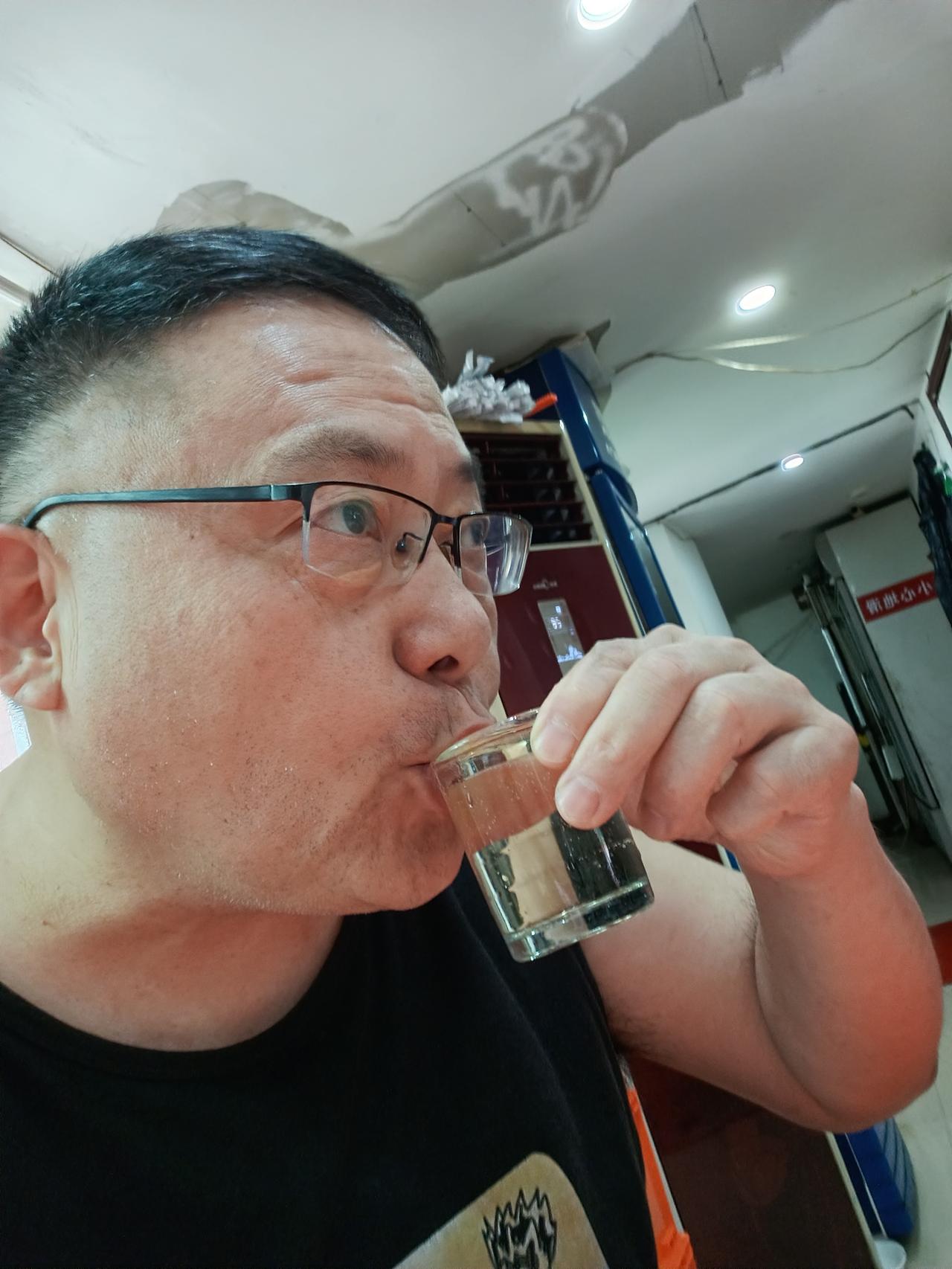 人都郁闷死了。

辛辛苦苦了一个多月，好不容易瘦了6斤，可是一顿饭下去就反弹了1
