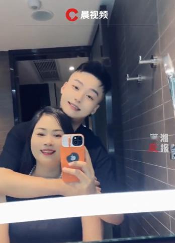 广东深圳，小伙来城里打工时，遇见了比自己大20多岁的女房东，一来二去，与女房东产