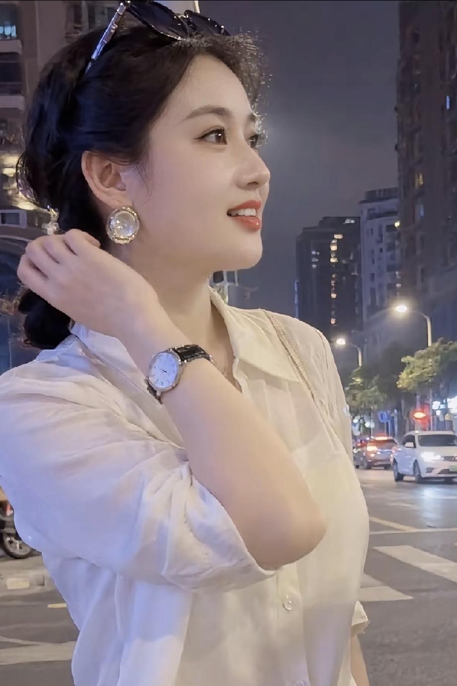 见过太多脾气暴躁的男人，才懂沉稳克制有多难得，何为男人骨子里的顶级修养？
 
1