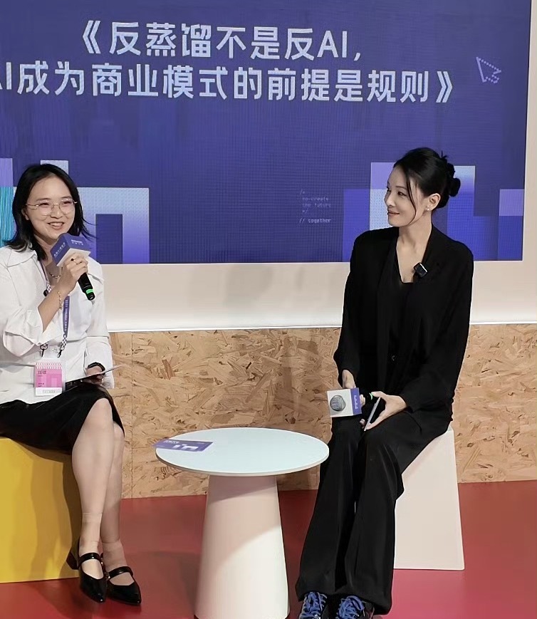 张蓝心学会AI后把导演蒸馏了演员转行AI开发者，直接把导演思维蒸馏进AI工具。还
