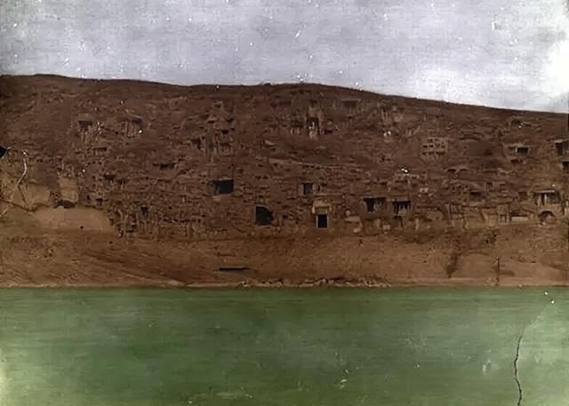 1914年3月30日，广元千佛崖，整面崖壁如被时光雕凿的“石质史书”，层层叠叠的