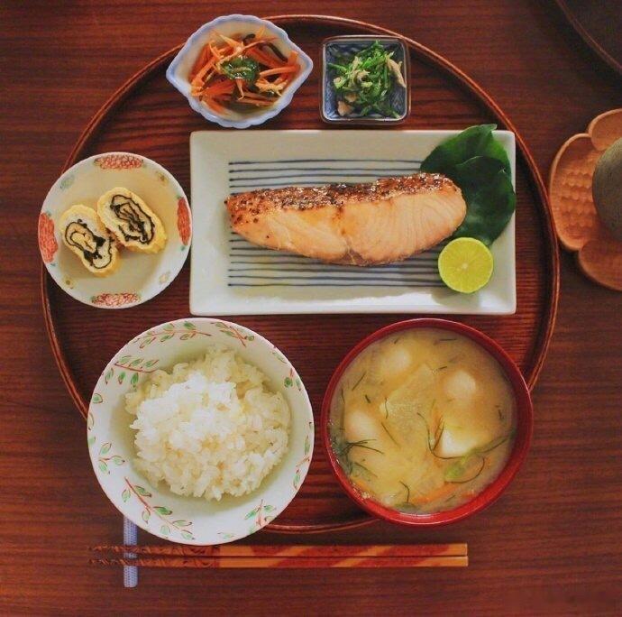伸手要的糖 和别人主动给你的糖 味道是不一样的 就好比 饭要和投缘的人吃才香 日