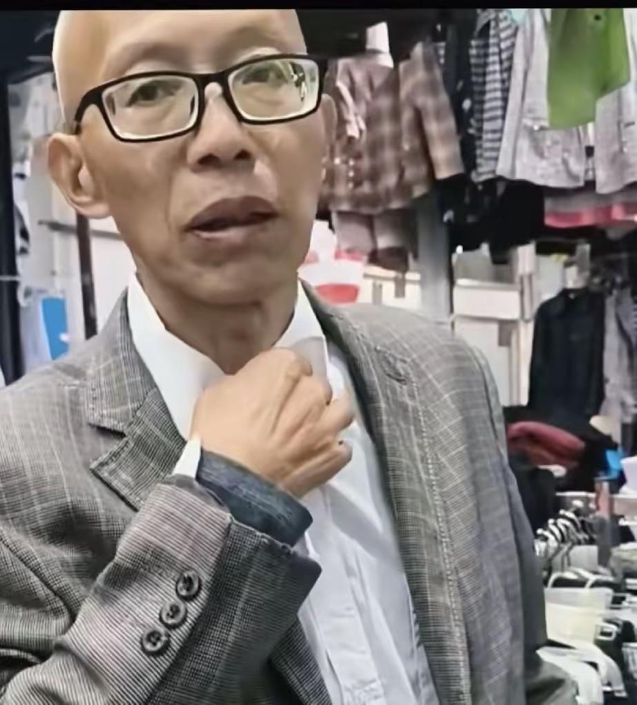 朱博士加入栀葆堂以后状态变了
一个满腹学问的人，怎么走到今天才有人给他递上一件像
