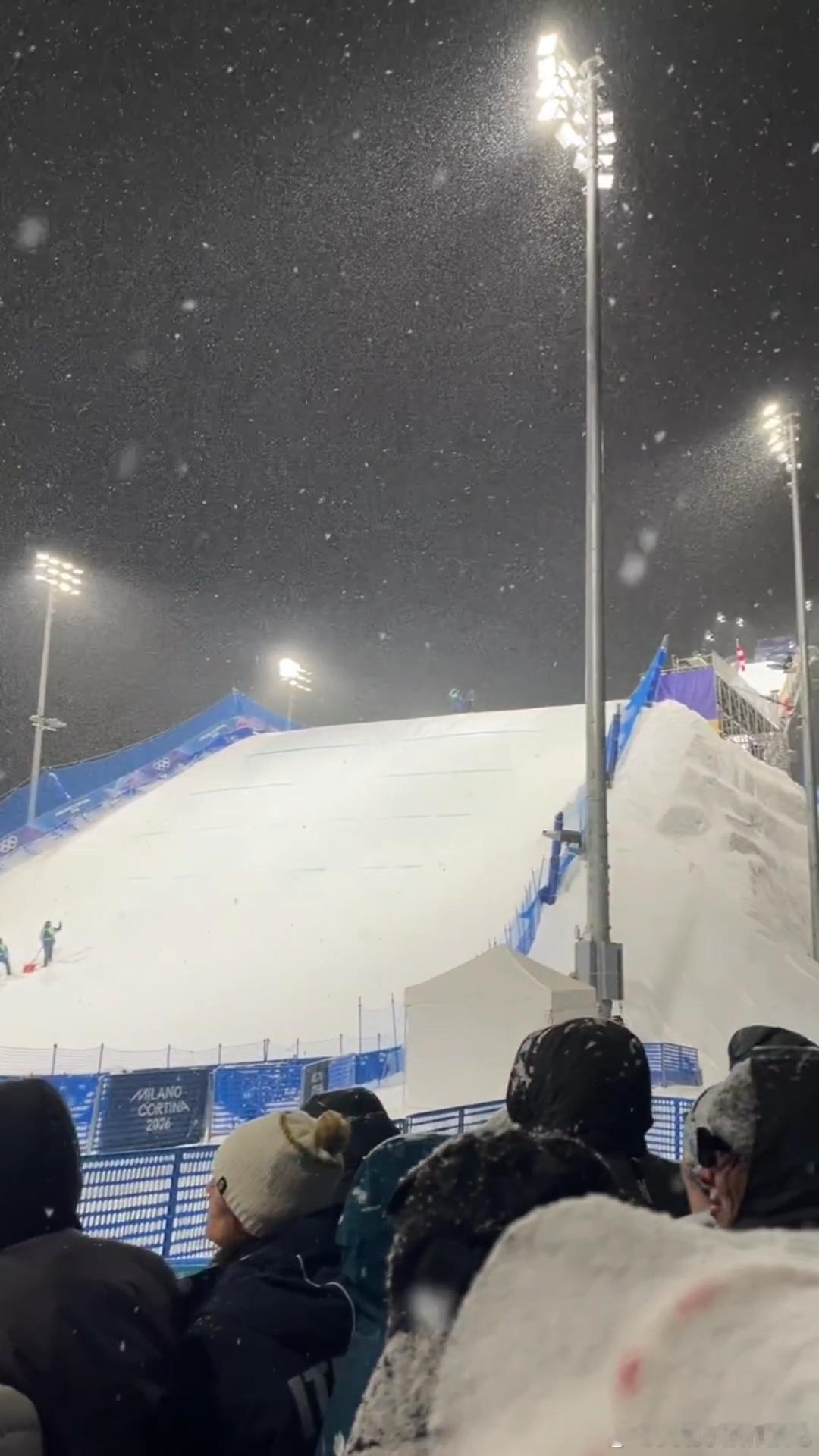 女子空中技巧预赛因大雪延迟雪也太大了，希望所有人能平安完赛！ 