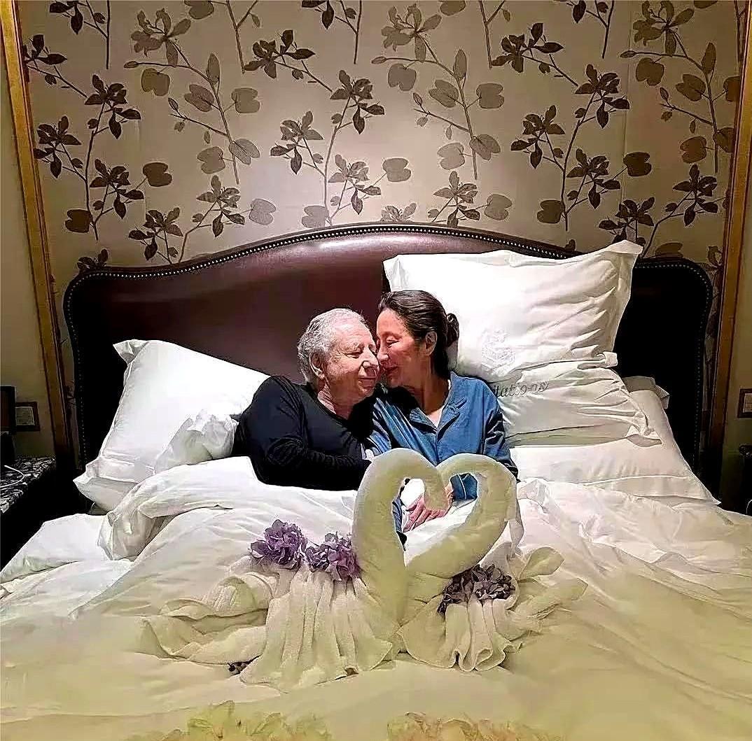 61岁拍打戏，77岁换膝盖，两人结婚两年才肯发张合照。
不晒婚礼，不炒甜宠，却把