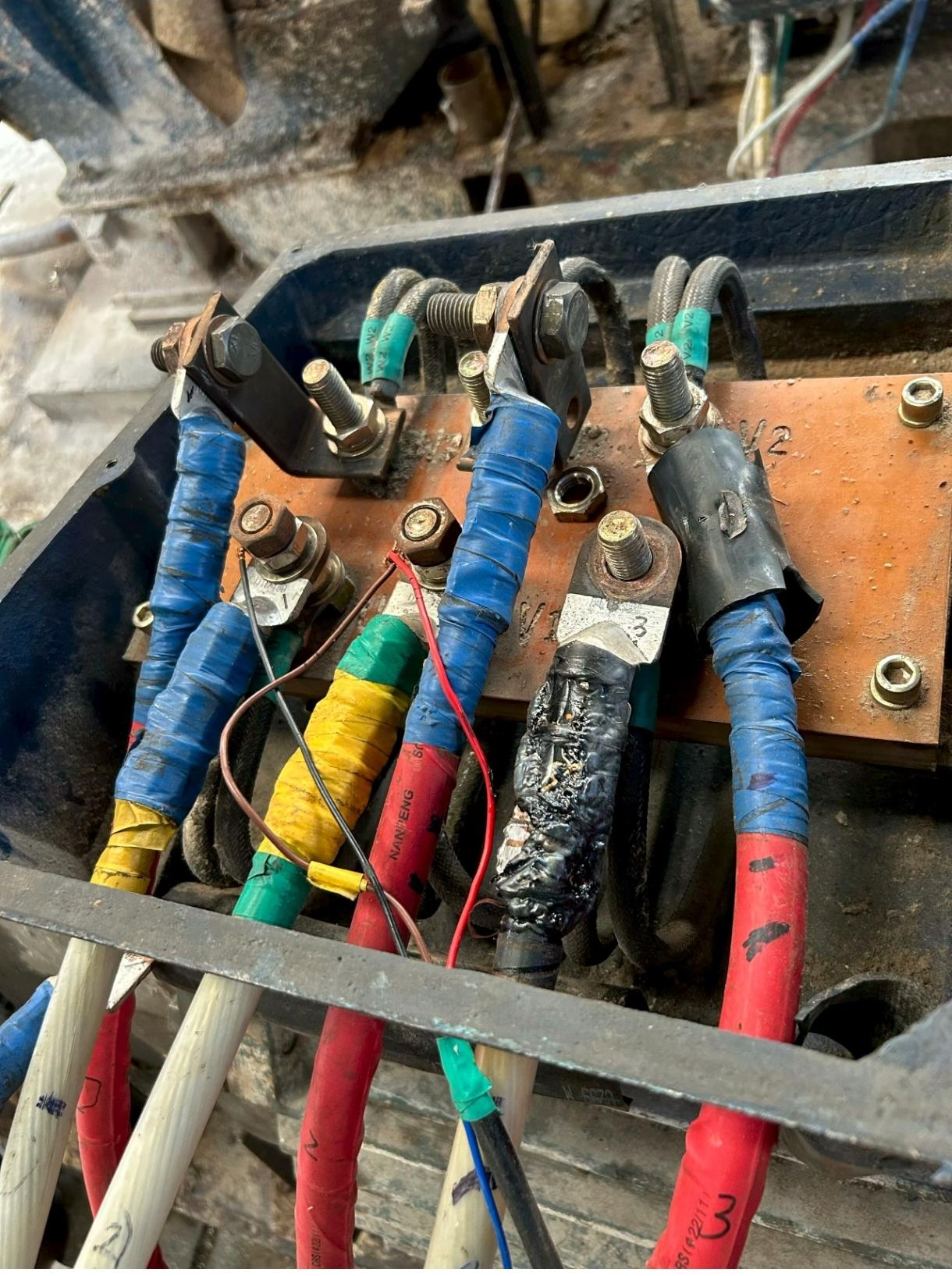 大电流电力的分线转接，场景看起来是 dusty 的施工现场/老旧设备内部，整体布