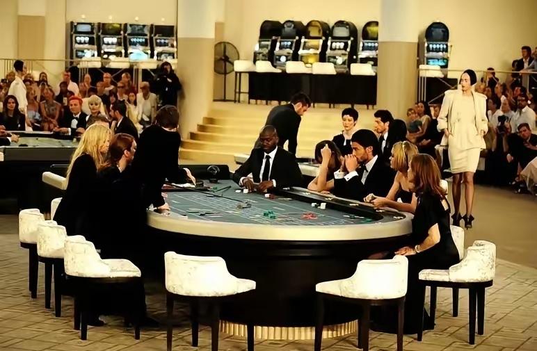 听到一个不可思议的事，大年初一，一个体制内的人，口袋装了5万现金在老家的小卖部，