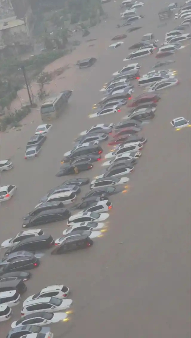 钦州居民回应大暴雨致多地被淹【车辆被淹、店铺被淹、行人被困、学校停课、开着船在路