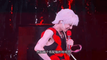 华晨宇预告年底有惊喜 华晨宇昨晚在演唱会上预告了年底的惊喜！全新形式的演唱会，让