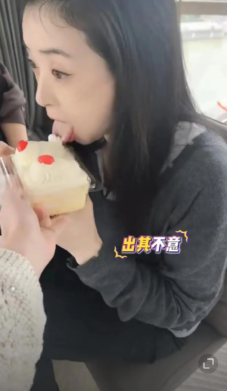 蒋欣的助理好喜欢馋蒋欣，明知道她喜欢吃蛋糕，还端来了一盒蛋糕让蒋欣闻闻，看到蛋糕
