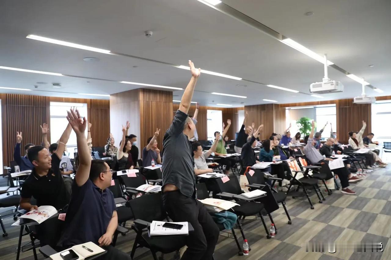 全是戏！实施总监装好人，先是在二季度晋级人员名单报了下属的名字，然后在述职评审的