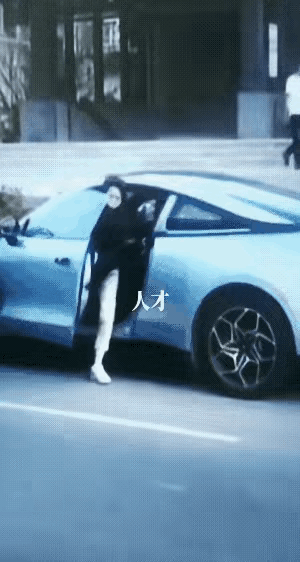 开着豪车，包裹严严实实的小姐姐，这操作，用一句话来形容下她是啥类型的人？如果跟她
