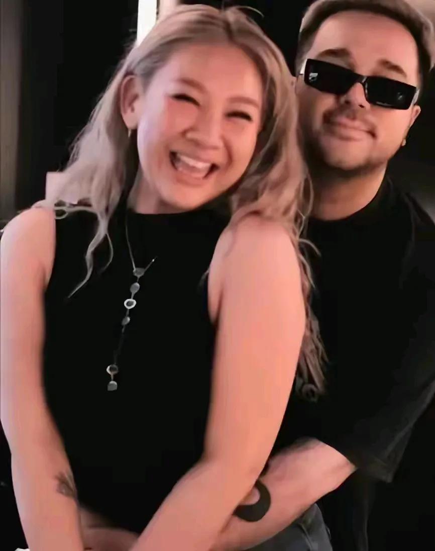 郑欣宜笑得如此开心，莫非她找到了心中所爱？幸福吧，这样可以慰藉母亲的在天之灵。
