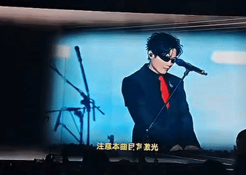 今晚的陈楚生好忙哦，刚在央视中秋晚会上看到他一身白西装唱尽了乡愁，转眼就换上了一