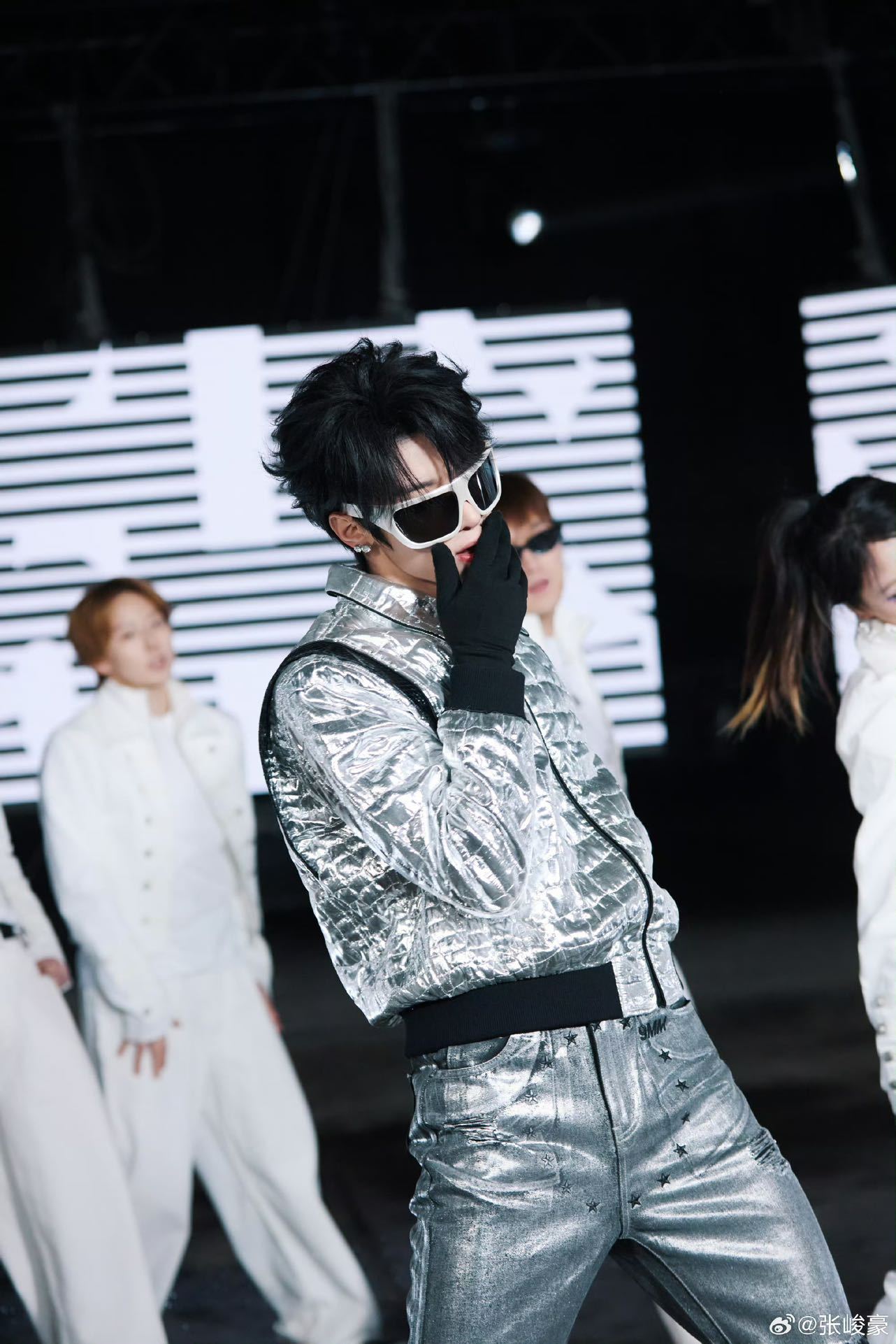 张峻豪不愧是内娱纪律委员张峻豪嘘的传人打歌了现场一乱就立刻出手维持秩序，纪律委员