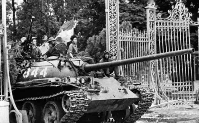 1972年3月30日，北越军队动手了。坦克碾过南北越分界线的铁丝网，炮弹砸向南越