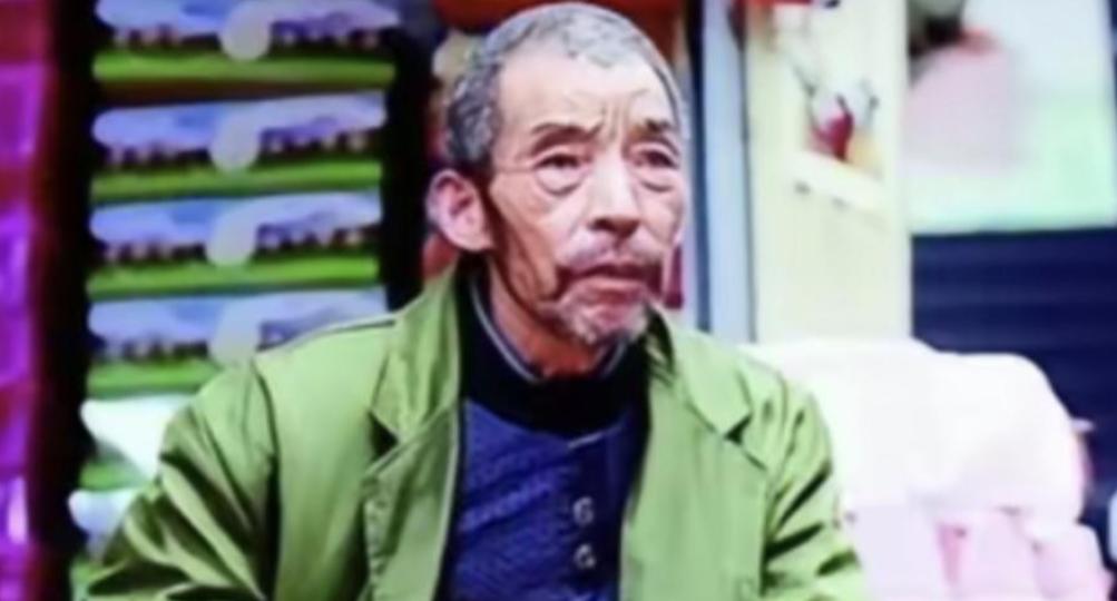 武汉街头，一个煎饼摊主捡到了2个女婴，他终生未娶，20年后，女儿们成了博士和军医