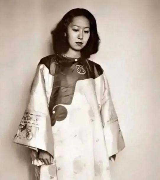 1995年，张爱玲在美国去世，她的尸体一周后才被发现。有意思的是，在她留下的遗嘱