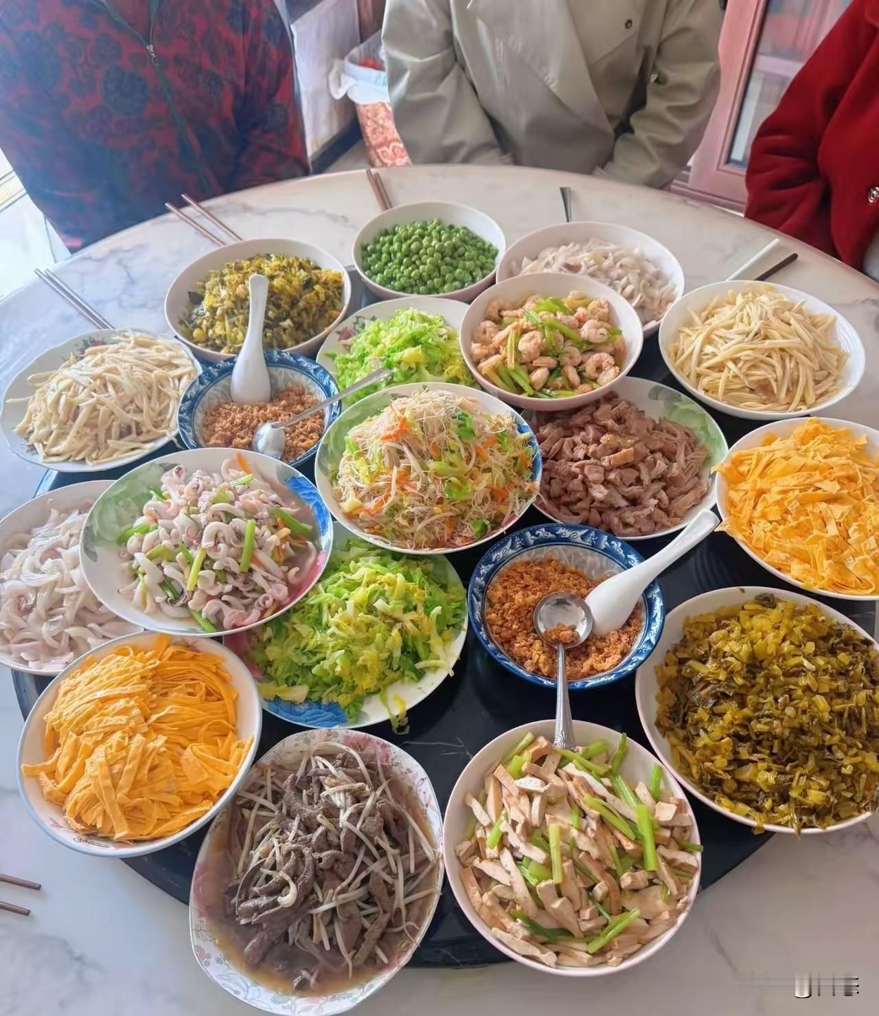 19大碗，有网友称100元不到。说实话这么多菜吃不完太浪费了，看上去基本上都是素