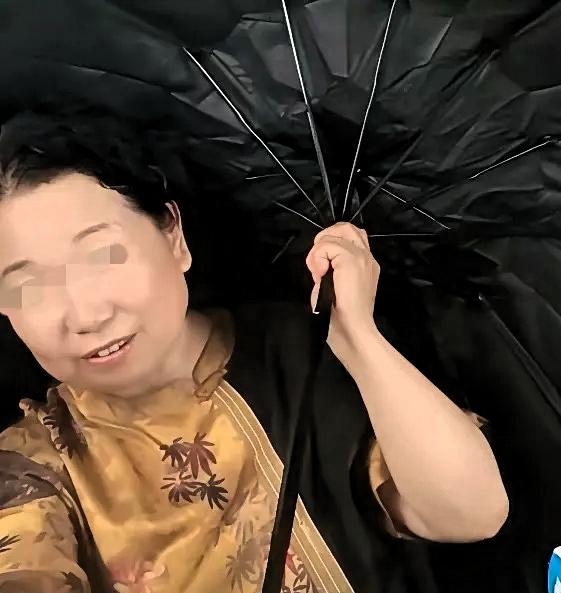 杭州相关事宜落幕之后，他大娘接连更新多条文案，张口闭口谈论人性，暗指旁人伪装善良