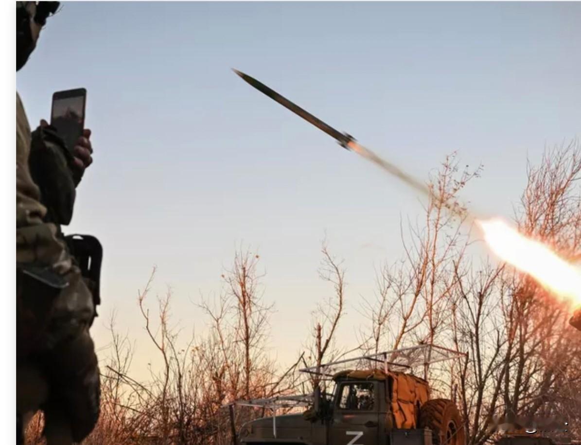 俄军一夜狂轰乌军149处关键目标 专打能源命脉与无人机基地
 
12月18日，塔