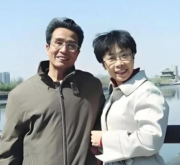 50岁北大才女蒙曼，终究没逃过老父亲临终的含泪催婚！老人抗癌多年，生命最后最放心