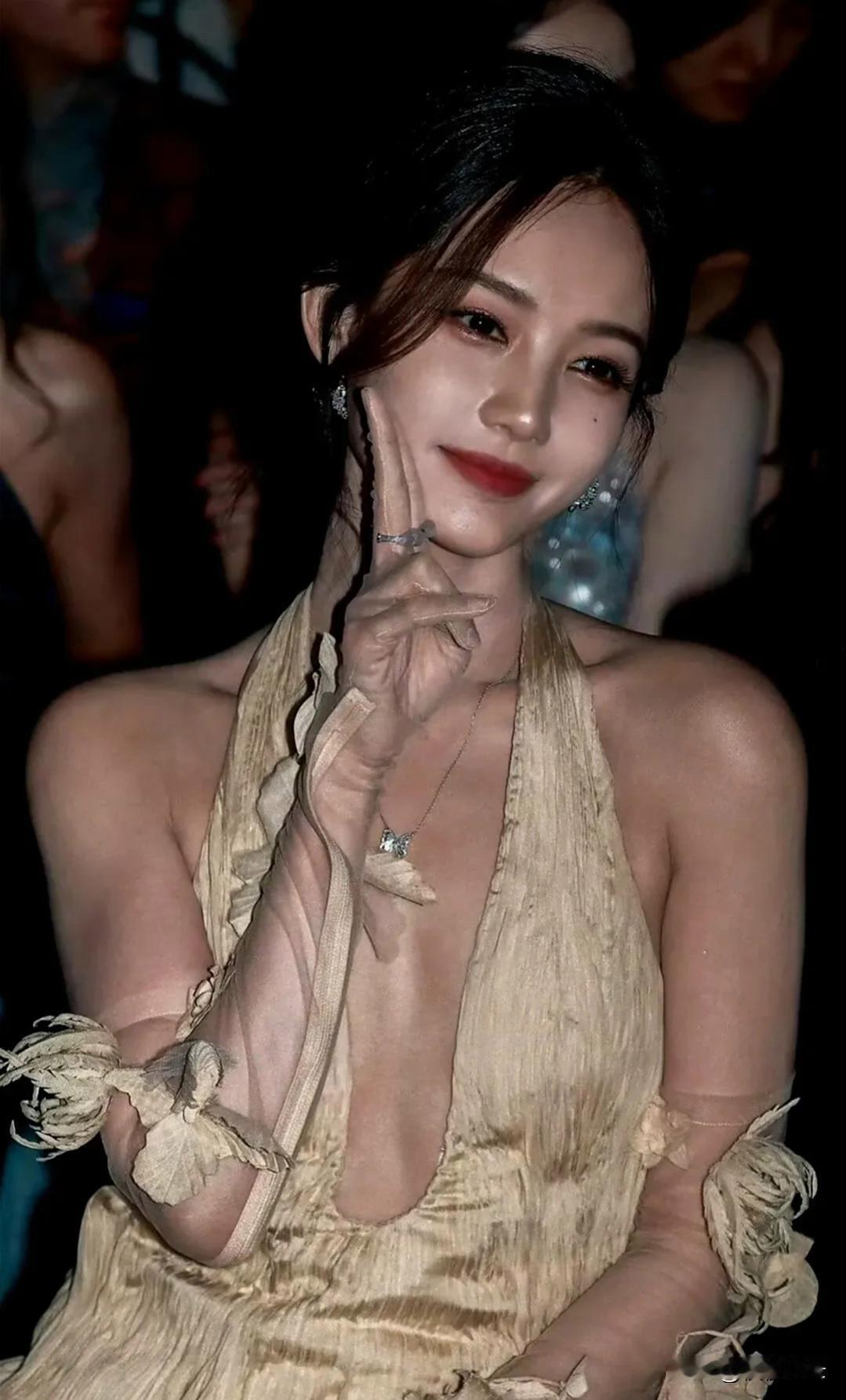 一桐这造型堪称惊艳！肌肤嫩如剥壳鸡蛋，笑容甜到心坎里。一袭香槟色露背长裙优雅动人