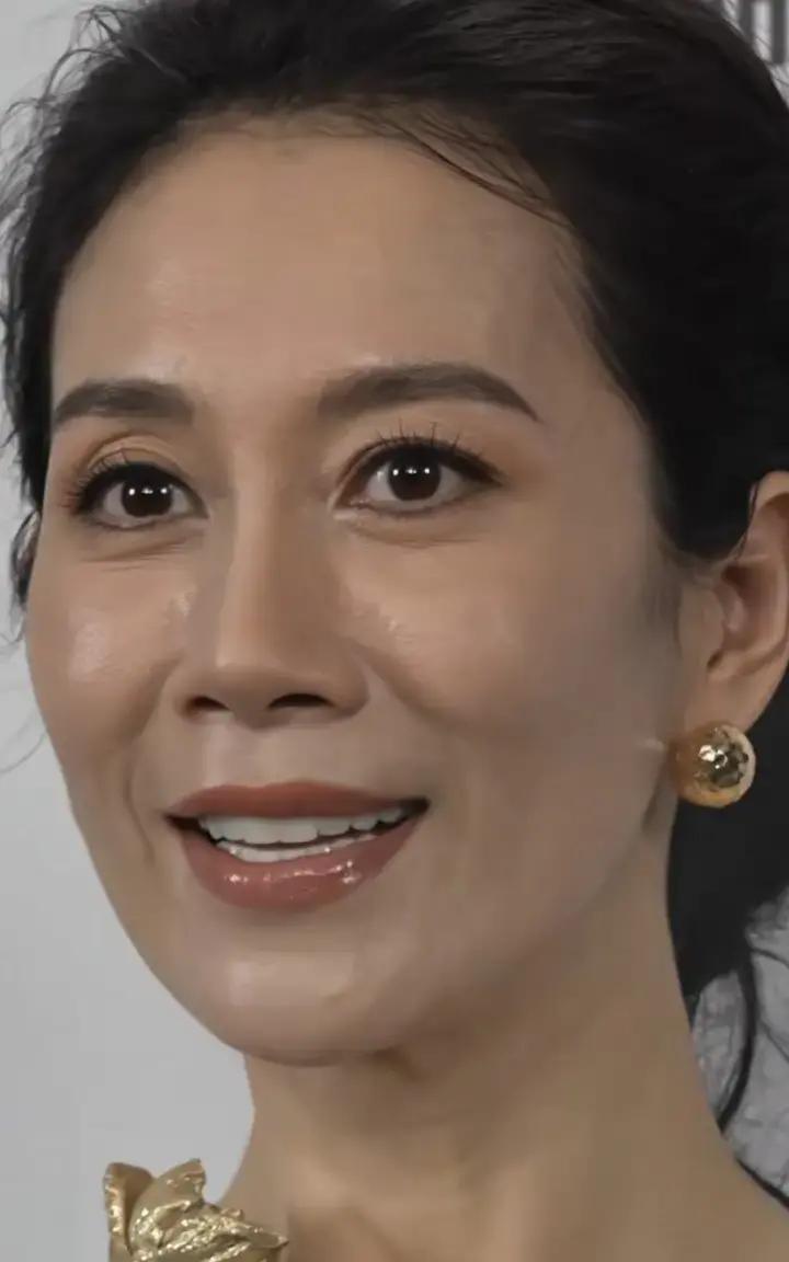 47岁翻红，只靠一张脸？
 
脸没垮，戏先炸。温峥嵘在《她的城》里演高管，走路带