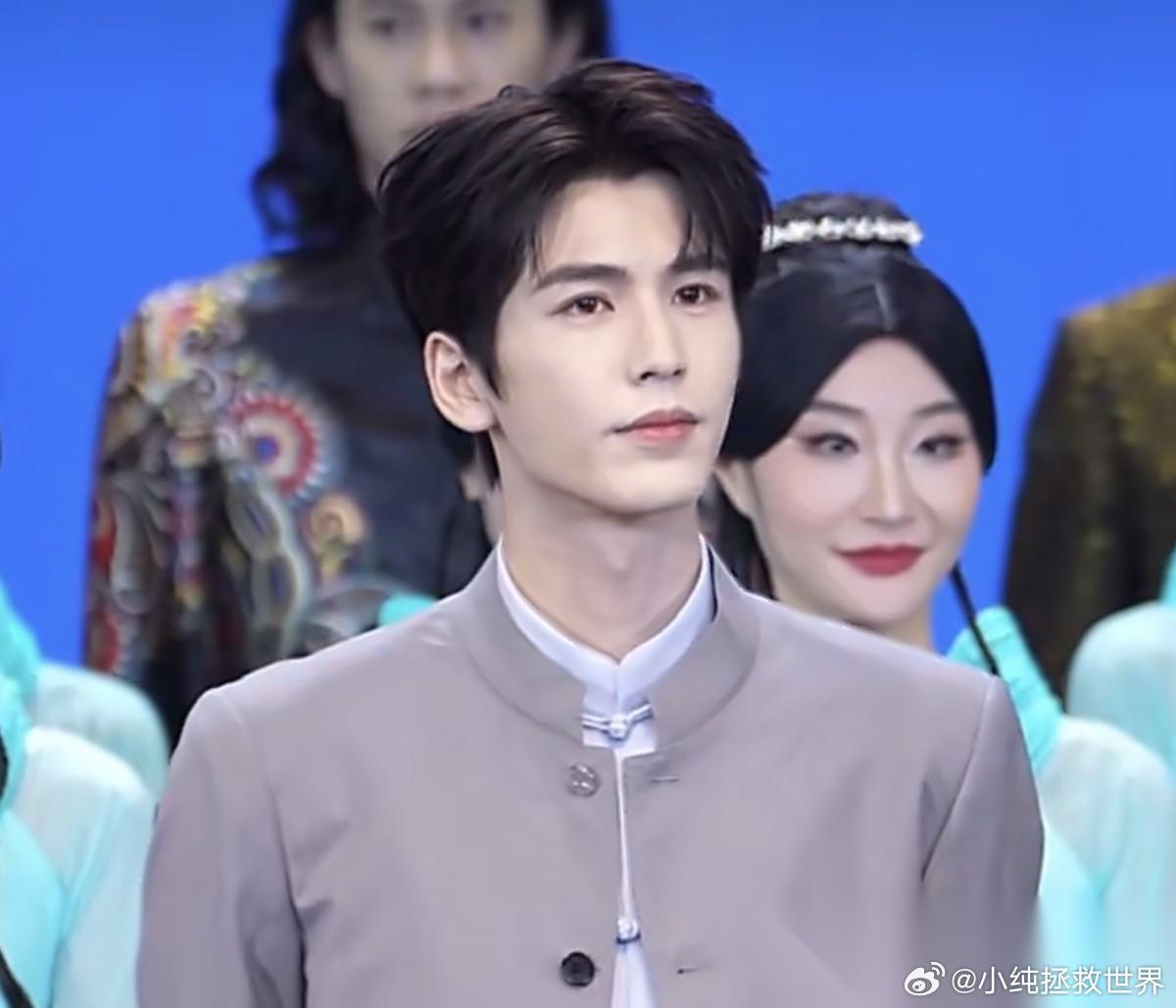 发现了没， 张凌赫有一个非常明显的变化。 不靠华丽穿搭博眼球，一袭中山装，把国风