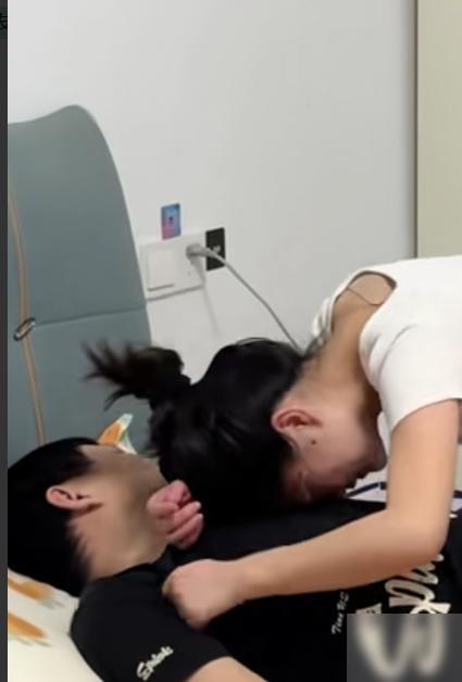 痛心。丈夫刚吃完饭，说了句“好困”，就去床上躺下。妻子喊他脱鞋，据报道再进去看时