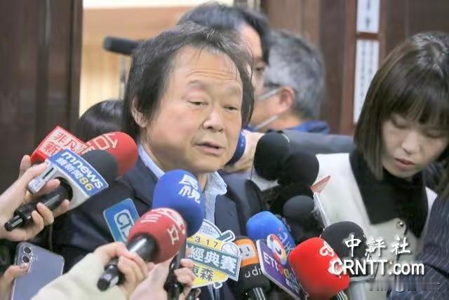 王世坚有才，对答如流，主持人问对两岸态度
王世坚老师傅顿一顿，秃眉一扬，头摇得拨