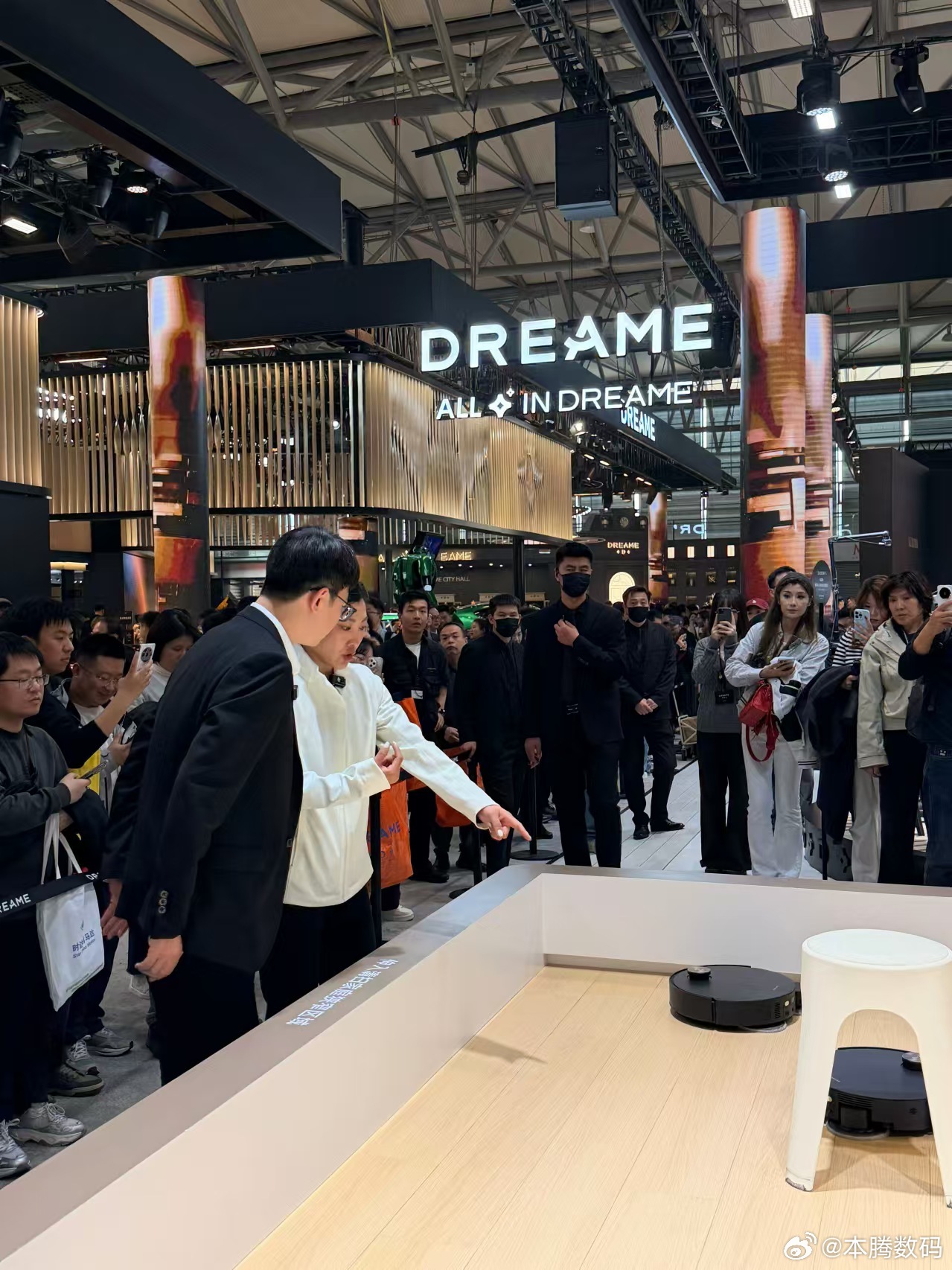 徐梦桃逛AWE被扫地机圈粉了在AWE遇见徐梦桃，看她认真研究扫地机的功能。灵活的