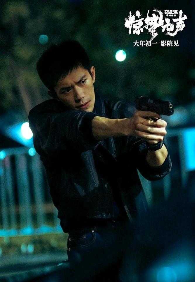 猫眼一夜砍掉50亿票房，数字游戏玩崩了。
你猜谁在偷笑？
那边厢，沈腾新片数据腰