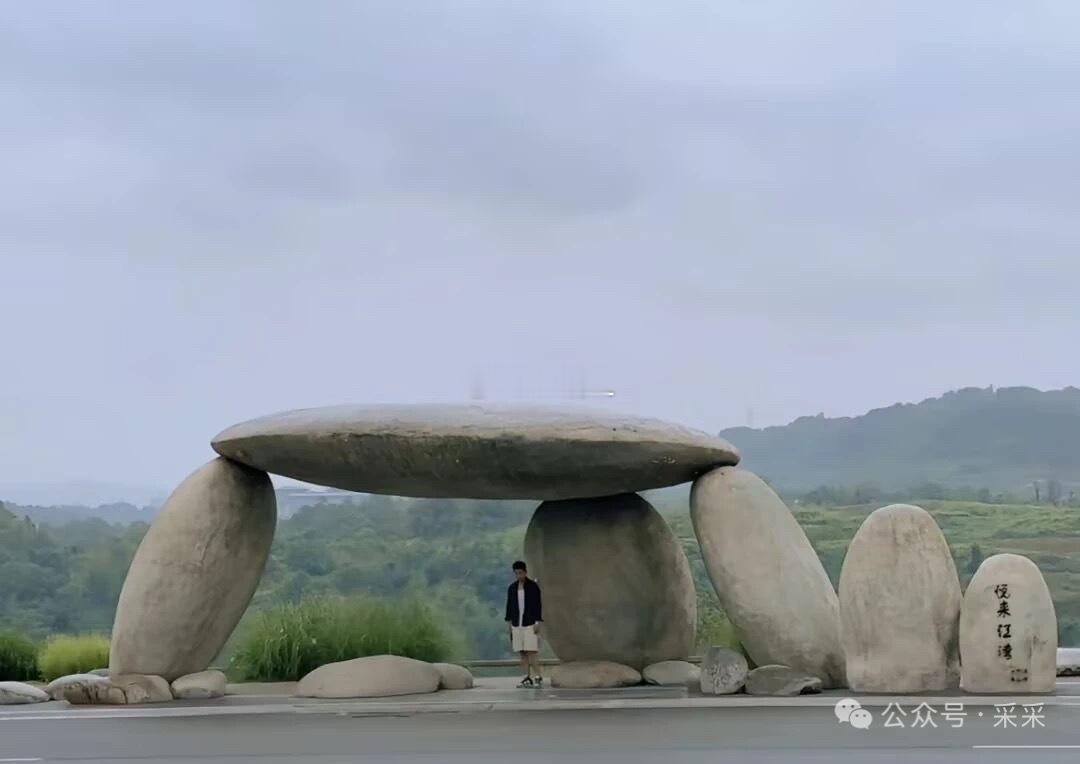 分享一些这个世界上奇奇怪怪的公交车站台[憧憬][憧憬] ​​​