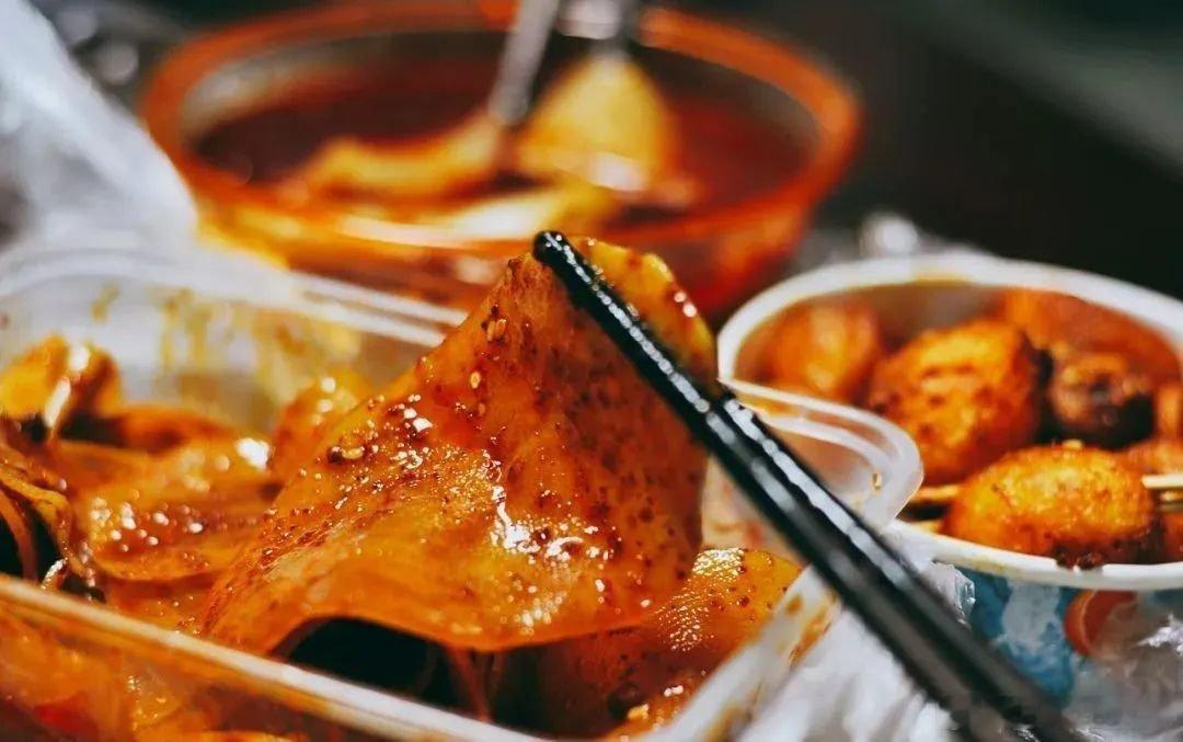 寻味千年金城读懂兰州美食文脉一盘香辣马三洋芋片、一锅滚烫油炒粉，藏着改革开放后兰