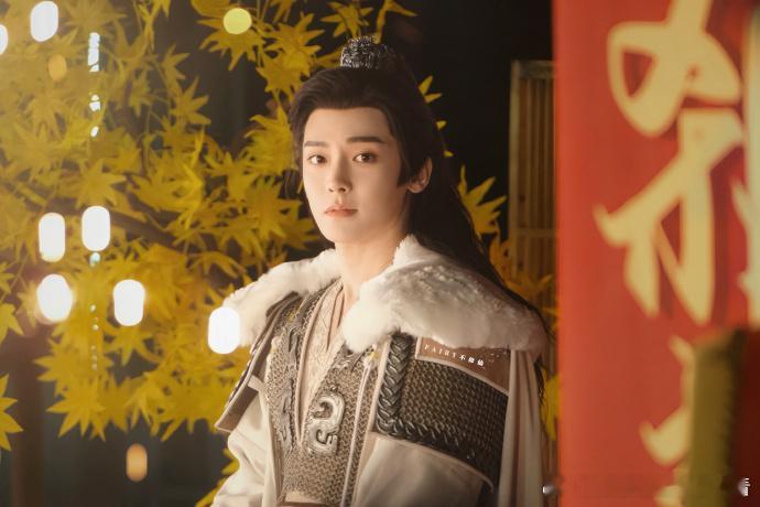 侯明昊雀骨杀青物料发布节奏侯明昊雀骨杀青官宣节奏  特辑里的铁屑闪光，剧照里的面