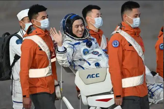 5月29日20时11分，神舟二十二号在东风着陆场稳稳落地：3名航天员210天太空