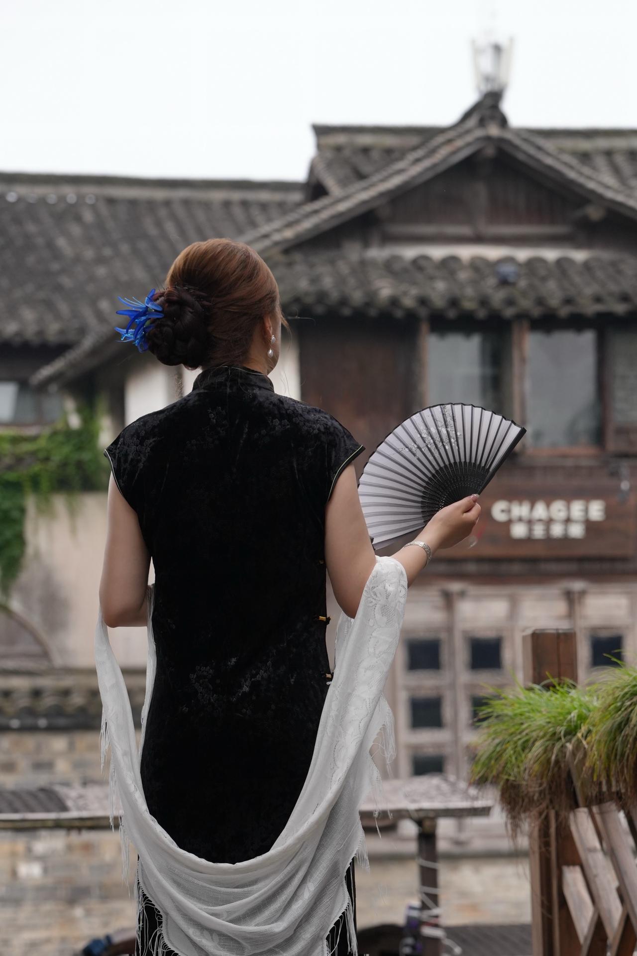 青砖古瓦 江南旗袍